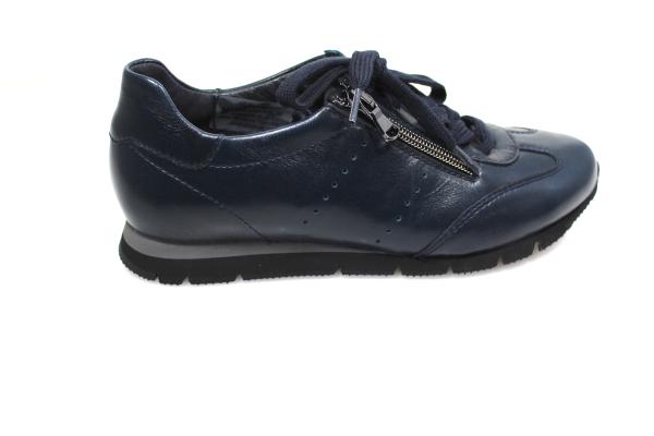 Sneaker in dunkelblau